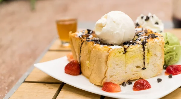 Honey toasts with strawberry, vanilla and green tea ice-cream — Stock Photo, Image