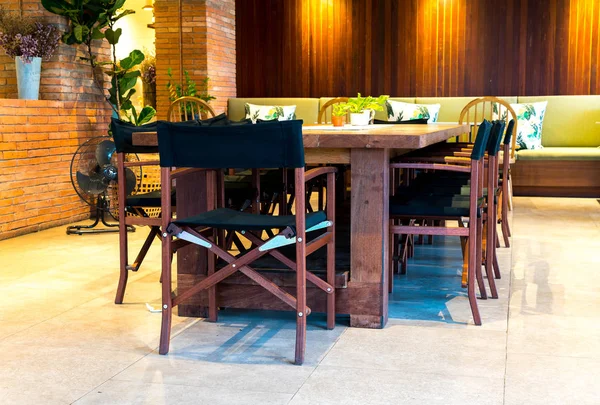 Mesa definida na mesa de jantar — Fotografia de Stock