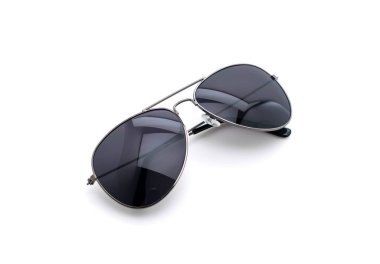 Beyaz arkaplanda güneş gözlüğü