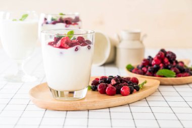 karışık meyveli Yoğurtlu