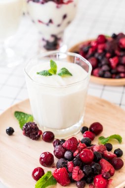 karışık meyveli Yoğurtlu