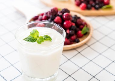 karışık meyveli Yoğurtlu