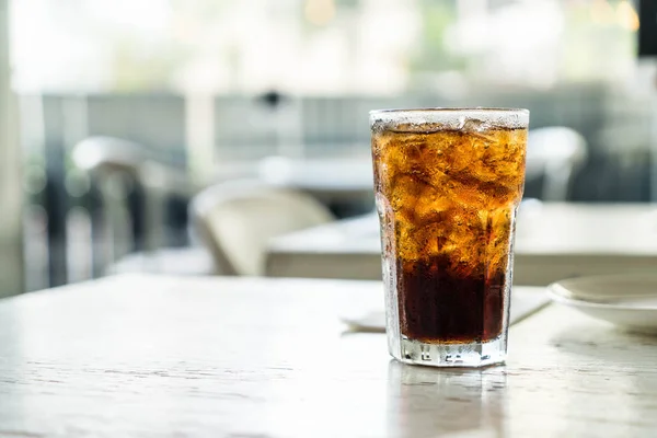 Iced cola op tafel — Stockfoto