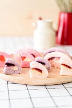 dut, böğürtlen ve çilek meyve pasta