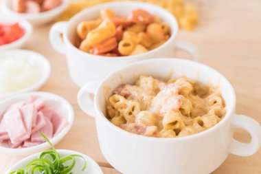 makarna peynir ve jambon