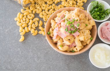 makarna peynir ve jambon