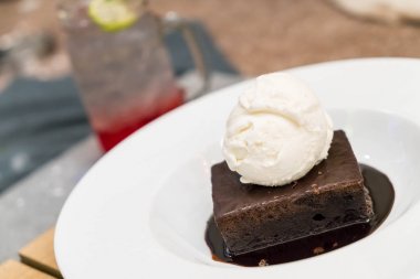 Brownie Sundae vanilyalı dondurma bir kepçe ile