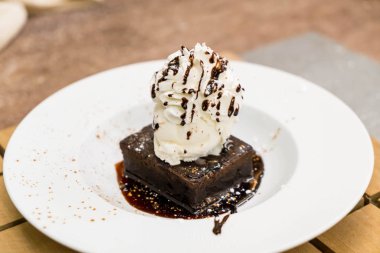Brownie Sundae vanilyalı dondurma bir kepçe ile