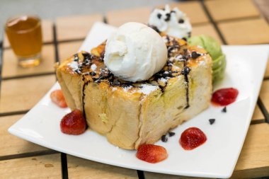çilek, vanilya ve yeşil çay dondurma bal tost 