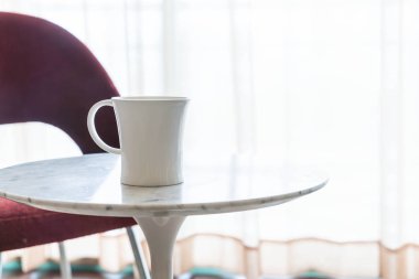 l içinde güzel lüks sandalye ve masa dekorasyonu ile kahve fincanı