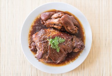 Demlenmiş Domuz eti bacak et suyu çorbası