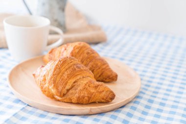 tereyağı kruvasan masada