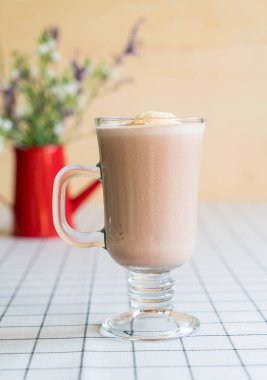 vanilyalı dondurma ile çikolata frappe