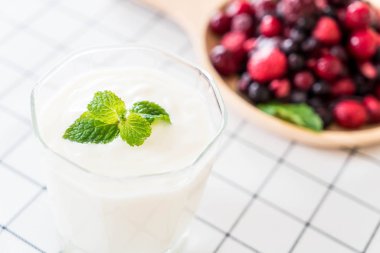 karışık meyveli Yoğurtlu