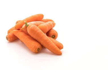 Beyaz arka planda bebek havuçları