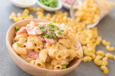 makarna peynir ve jambon