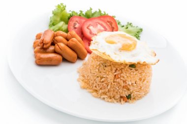 sosis ve kızarmış yumurta ile kızarmış pilav