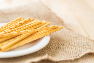 Bisküvi sopa ahşap arka plan üzerinde