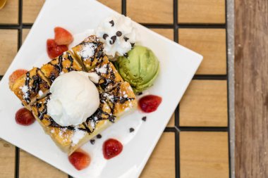 çilek, vanilya ve yeşil çay dondurma bal tost 