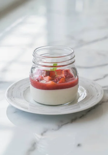 Panna cotta con salsa de fresa — Foto de Stock