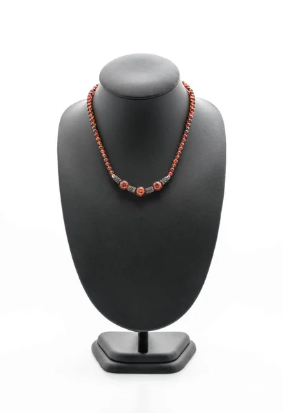 Красивое и роскошное ожерелье на шее ювелирного стенда — стоковое фото