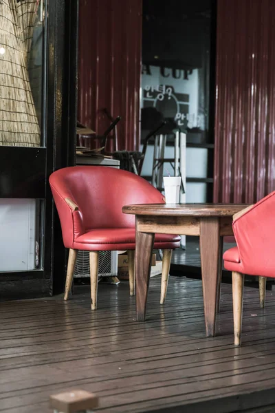 Czerwone krzesło i stół w kawiarni — Zdjęcie stockowe