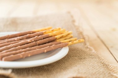 Badem aromalı bisküvi sopayla