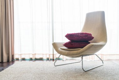 Kanepe oturma Interio dekorasyonda güzel lüks yastık