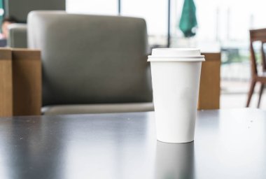 Kahve dükkanında kahve fincanı.