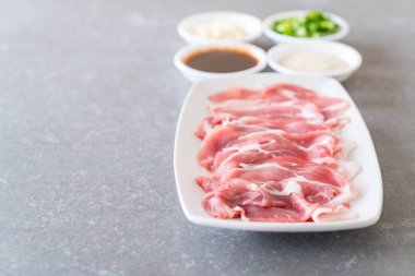 taze domuz dilimlenmiş 