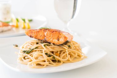 somon ile tavada kızartılmış acılı spagetti