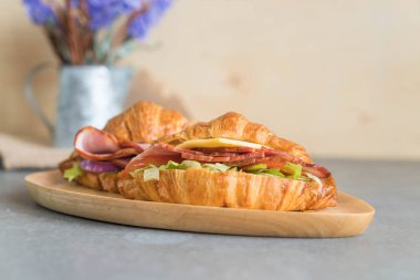 croissant sandwich ham