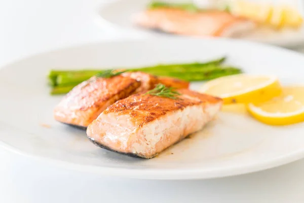 Lachssteak vom Grill — Stockfoto