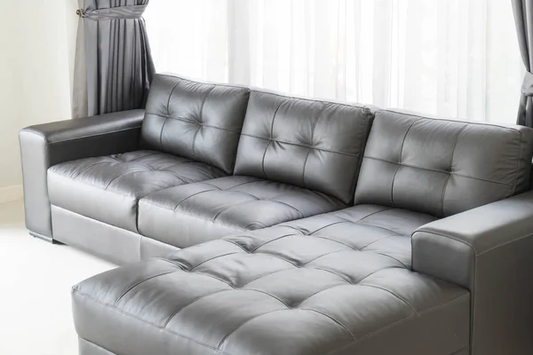 Sofá moderno en sala de estar —  Fotos de Stock