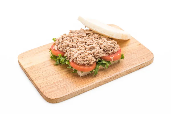 Сэндвич с тунцом на белом — стоковое фото