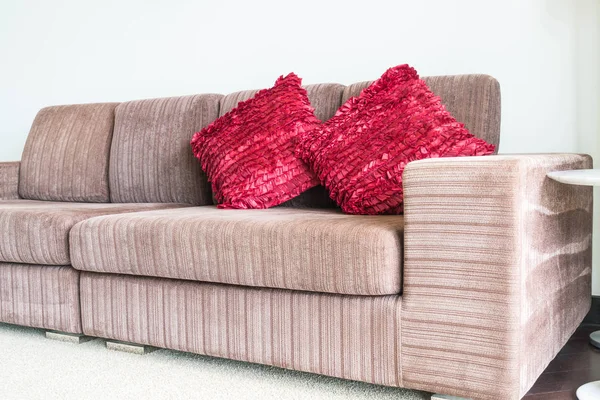 Hermosa almohada en la decoración del sofá en la sala de estar — Foto de Stock