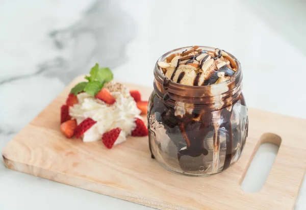 Brownies de chocolate con helado de vainilla — Foto de Stock