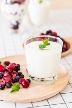 karışık meyveli Yoğurtlu