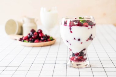 karışık meyveli Yoğurtlu