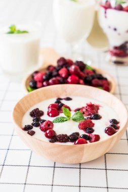 karışık meyveli Yoğurtlu