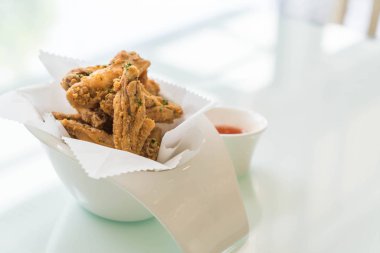 Kızarmış tavuk kanadı.