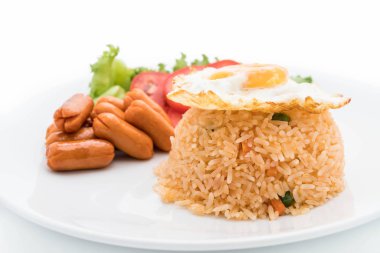 sosis ve kızarmış yumurta ile kızarmış pilav