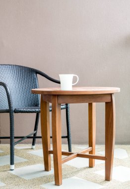 Masada bir fincan kahve. 