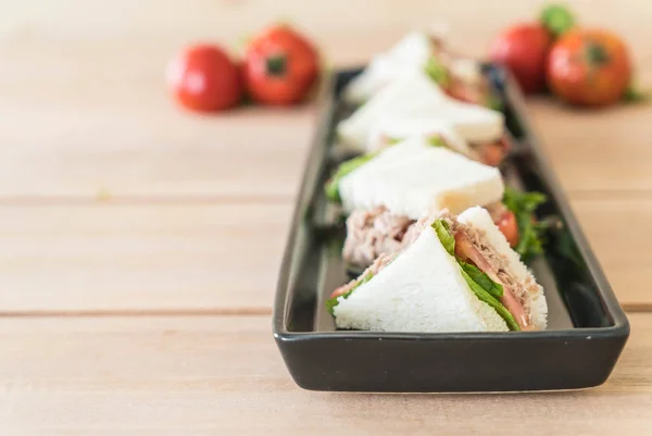 Sandwich tuńczyka na talerzu — Zdjęcie stockowe