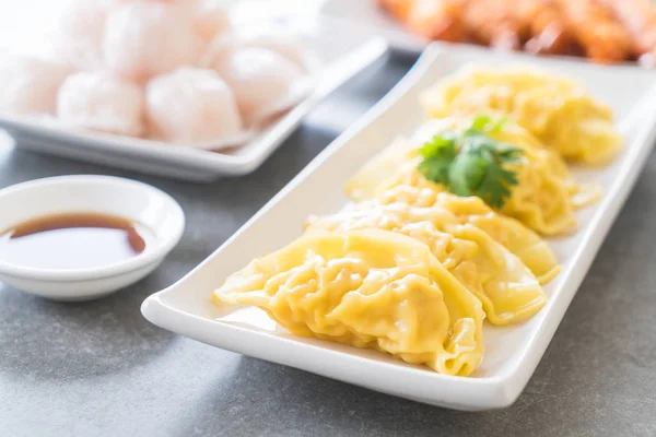 Bolinhos de camarão cozidos no vapor dim sum — Fotografia de Stock