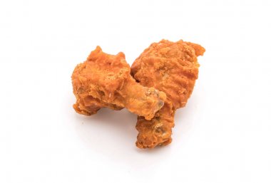 Beyaz arka planda kızarmış tavuk