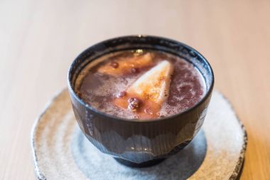 pirinç keki ile sıcak kırmızı fasulye hamur 