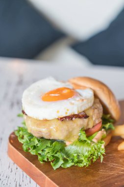 peynir domuz eti hamburger