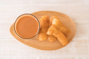 derin yağda kızartılmış hamur sopa ile süt çay