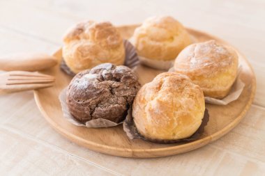 kremalı pasta plaka üzerinde